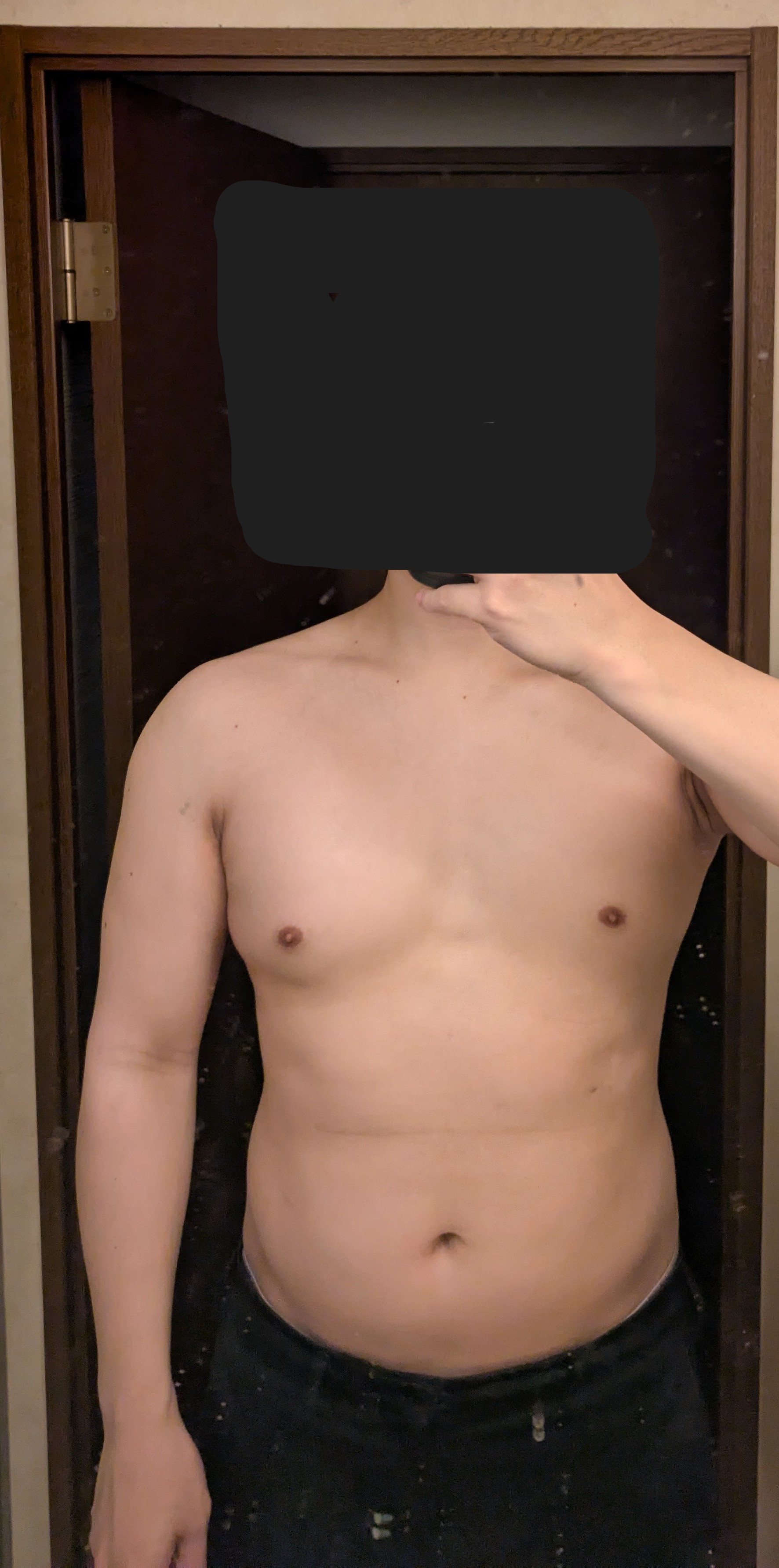 身体をリニューアルする前の状態。元バスケ部ゆえの肩幅と胸の厚みが目立つ。